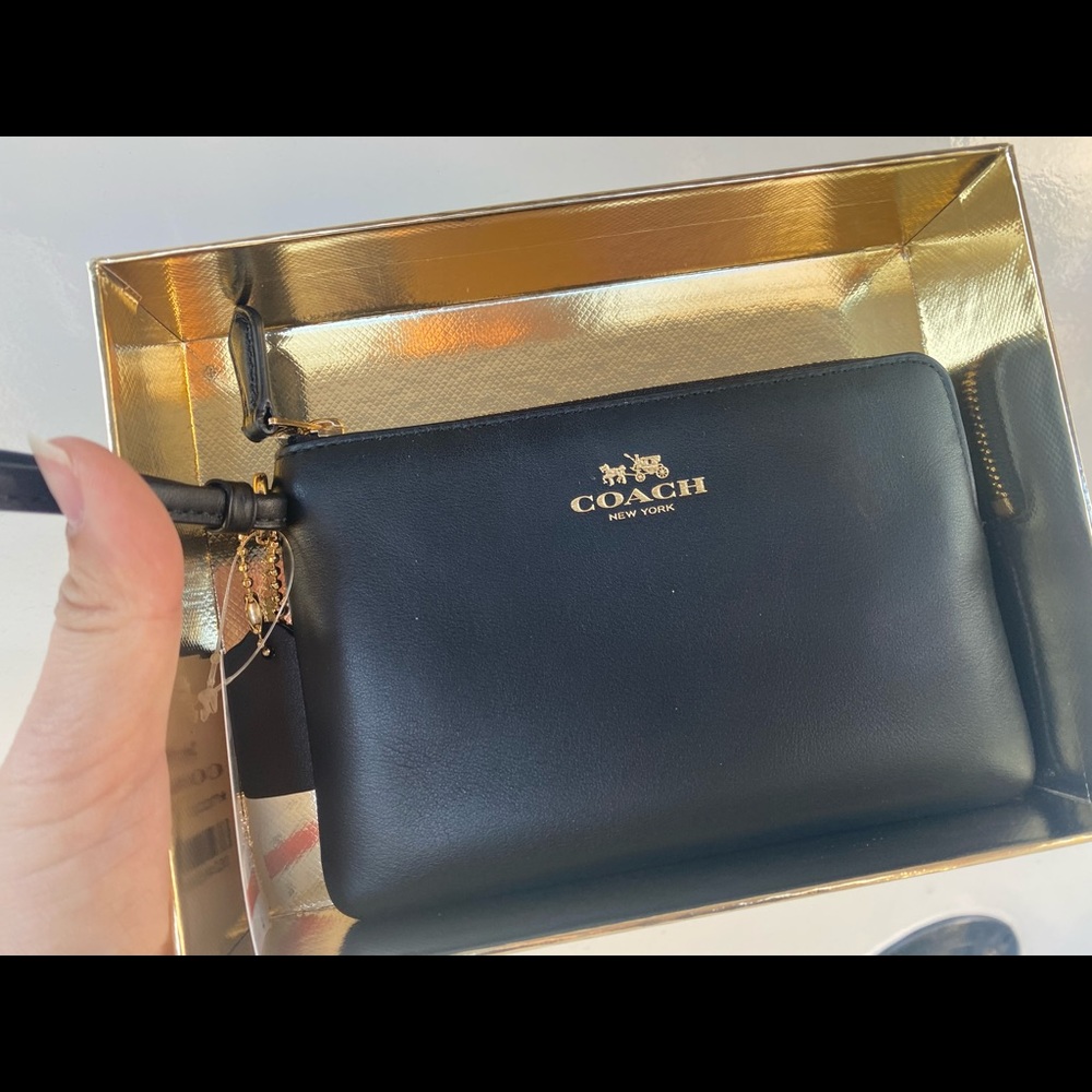NWT Coach retail wristlet with gift box - Picture 1 of 8